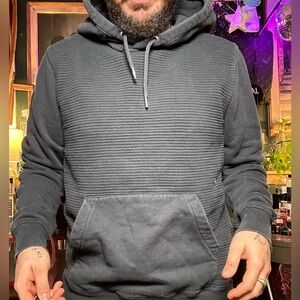 London N1 Black Ribbed Sweater medium